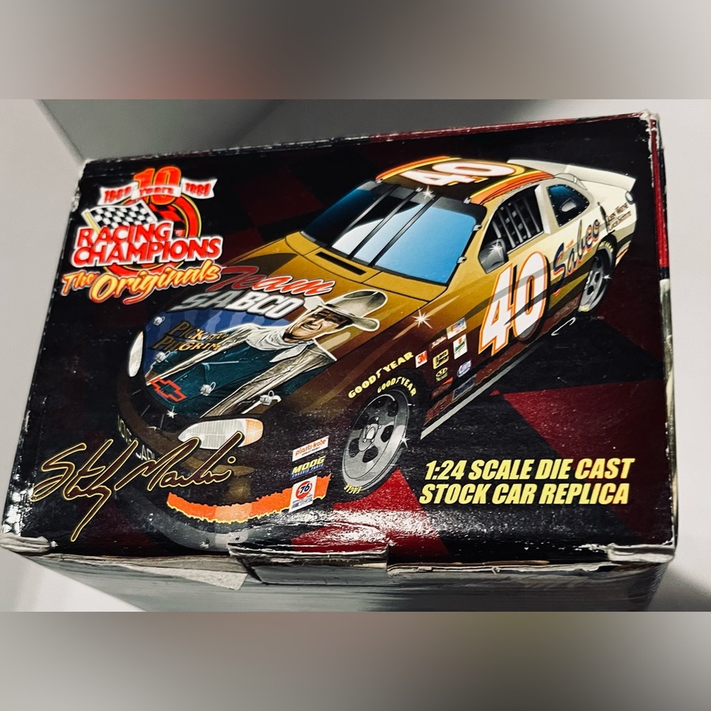 NASCAR 1:24 Scale Die Cast Car Replica (Sterling Martín #40 ) John Wayne Edition - Picture 3 of 5